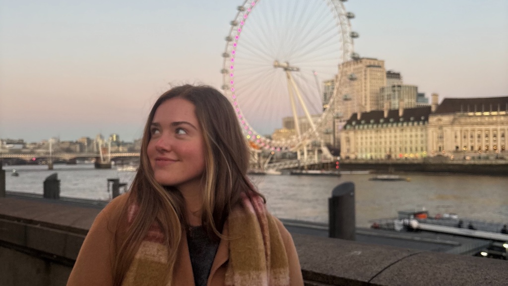 Meredith Arnold posing in front of a ferris wheel